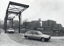 404957 Gezicht op de ophaalbrug in de sluis van het Mewedekanaal bij de Kanaalweg te Utrecht, met op de achtergrond de ...